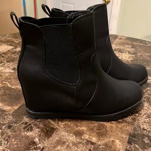 Universal Thread black wedge ankle boot